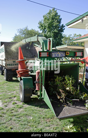 Machine mobile pour la fabrication de copeaux de banlieue Ferndale près de Perth, Australie occidentale. Banque D'Images