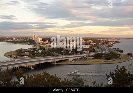 Coucher de soleil illuminant les étages supérieurs des immeubles en hauteur à Perth, Australie occidentale. Banque D'Images