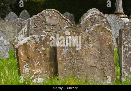 Pierres tombales au St Michael's Church in village de Ewyas Harold l'Herefordshire Angleterre UK Banque D'Images