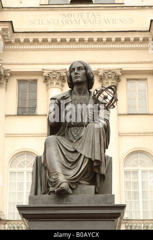 Pologne Varsovie célèbre Nicolas Copernic astronome polonais 16e siècle statue dans la rue Krakowskie Przedmiescie Ul Banque D'Images