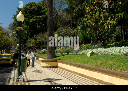 Gens touristes visiteurs marchant dans le centre-ville Avenida Arriaga Et Jardim Municipal Funchal Madère Portugal Europe Banque D'Images