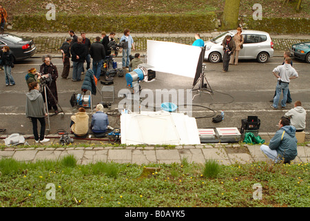 L'équipe du film de cinéma de plein air et du personnel technique des acteurs sur l'emplacement dans un parc public Banque D'Images