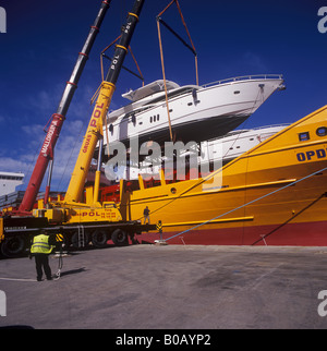 Johnson 77 luxury motor yacht superyacht lors de dégager de conteneurs dans le port de Palma de Majorque Banque D'Images