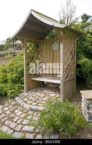 Arbour arbor treillis de bois dans jardin paysagé UK Worcestershire Banque D'Images