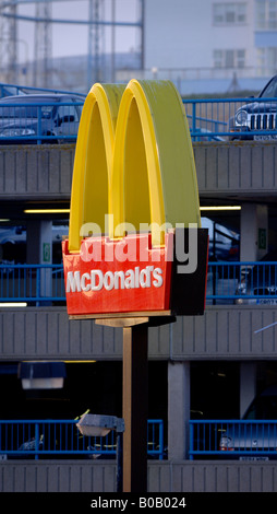 Les arches dorées de la chaîne de restauration rapide McDonald's contre un paysage urbain au coucher du soleil. Photo par Jim Holden. Banque D'Images