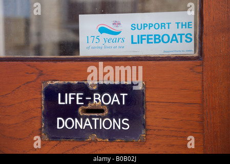 Vieux métal don RNLI letterbox, Salcombe, Devon, Royaume-Uni Banque D'Images