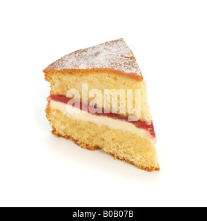 Tranche de gâteau éponge Victoria sur fond blanc Banque D'Images