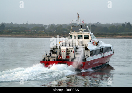 3 Jet rouge sortant de traversier à partir de Southampton England UK Banque D'Images