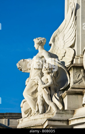 Détail du monument de Victoria devant le palais de Buckingham Westminster London England UK Banque D'Images