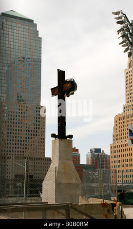 La croix tiré de l'épave au ground zero, le site du world trade center. New York, États-Unis d'Amérique. Banque D'Images