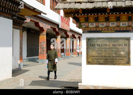 Plaque de rue en face du Musée du Textile, Thimphu, Bhoutan Banque D'Images