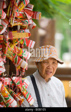 Femme chinoise à côté de vœux sur une Wishing Tree à Hong Kong, Chine Banque D'Images
