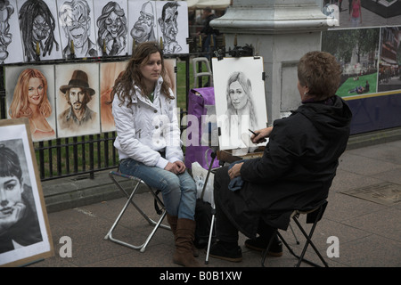 Leicester Square - street artistes portraitistes et les modèles posent, Londres, Angleterre Banque D'Images