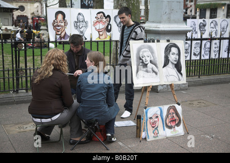 Leicester Square - street artistes portraitistes et les modèles posent, Londres, Angleterre Banque D'Images