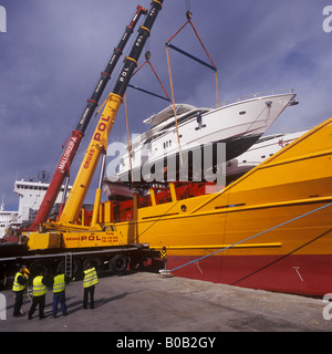 Johnson 77 luxury motor yacht superyacht lors de dégager de conteneurs dans le port de Palma de Majorque Banque D'Images