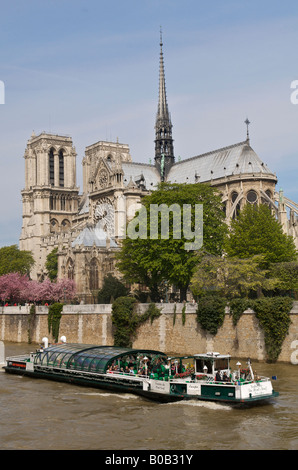 Cathédrale Notre Dame de Paris avec un bateau de tourisme sur la Seine. Banque D'Images