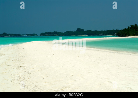 Sandspit lagon bleu ciel bleu, plage de sable blanc de l'île de Kuramathi Maldives tropicales Banque D'Images