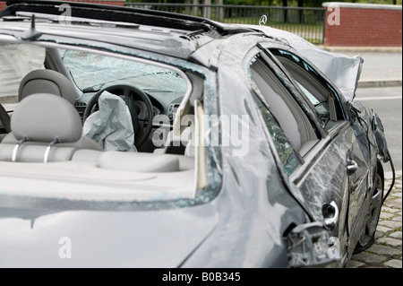 L'épave d'un véhicule après un accident, Berlin, Allemagne Banque D'Images