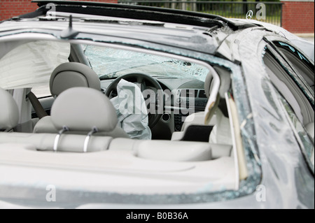 L'épave d'un véhicule après un accident, Berlin, Allemagne Banque D'Images