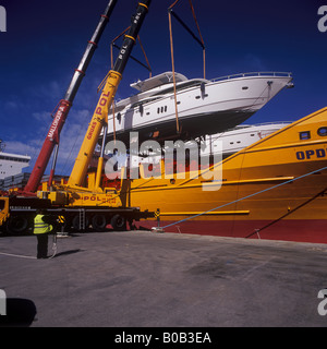 Johnson 77 luxury motor yacht superyacht lors de dégager de conteneurs dans le port de Palma de Majorque Banque D'Images
