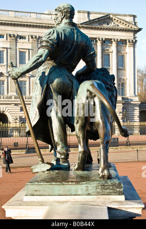 Détail du monument de Victoria devant le palais de Buckingham Westminster London England UK Banque D'Images