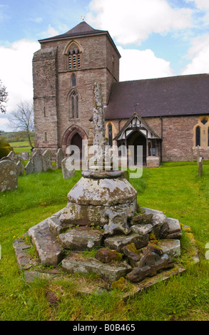 La prédication de la croix de cimetière église Saint-Michel d'Ewyas Harold l'Herefordshire Angleterre UK Banque D'Images