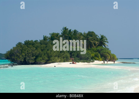 Sandspit lagon bleu ciel bleu, plage de sable blanc de l'île de Kuramathi Maldives tropicales Banque D'Images