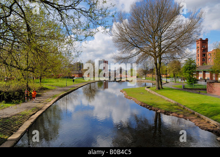 Rochdale Canal dans la zone du bassin de Jean-François tardif de Miles Platting à Manchester. Banque D'Images