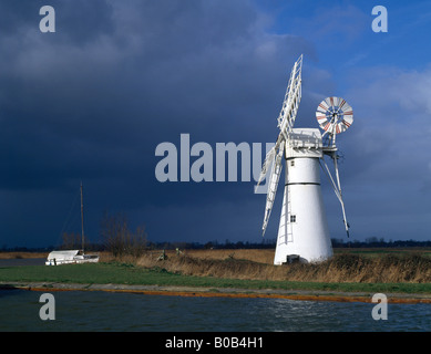 Thurne mill, Norfolk Broads, Angleterre Banque D'Images