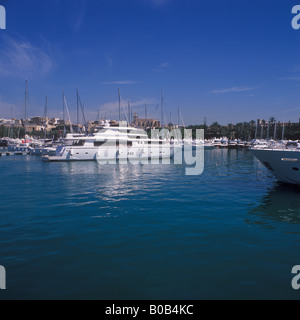 Johnson 105 Luxury Yacht moteur mtr 32 superyacht arrivant à Palma International Boat Show 2008 Banque D'Images