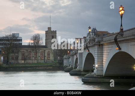 Putney Bridge et Eglise St Mary, au crépuscule, à la recherche de la banque du sud de Fulham. Banque D'Images