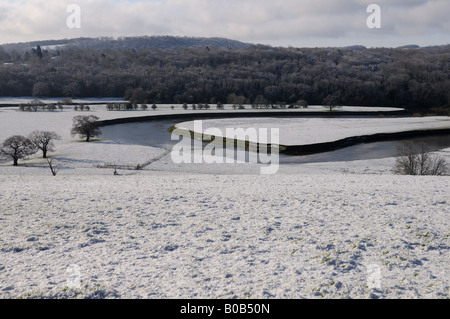 Rivière Severn dans la neige à Leighton Shropshire UK Banque D'Images