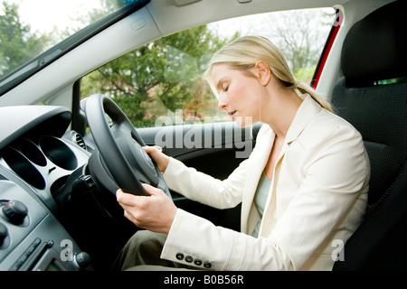 Femme à s'endormir au volant Banque D'Images