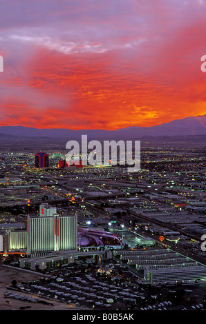 Coucher de soleil sur Las Vegas Boulevard et ses environs hôtels casinos, vue du casino Stratosphere Tower Las Vegas NEVADA USA Banque D'Images