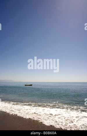 Petit bateau de pêche en bois dans la mer Méditerranée au large de la côte de Torremolinos, Costa del Sol, Andalousie, Espagne Banque D'Images