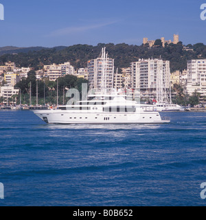 Johnson 105 Luxury Yacht moteur mtr 32 superyacht entreprendre un spin de démonstration en route pour Palma International Boat Show 2008 Banque D'Images