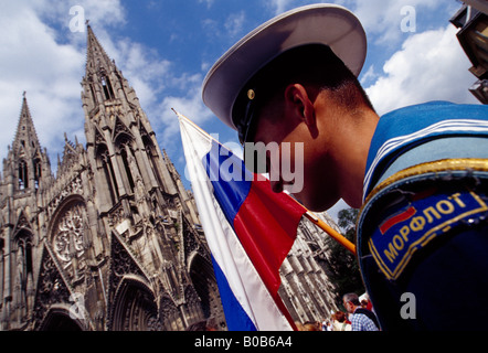 Des marins russes de Mir sur la rue de Rouen. Abbatial St Ouen en arrière-plan. Tournoi du grand voilier Armada 2003 France Banque D'Images