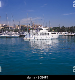 Johnson 105 Luxury Yacht moteur mtr 32 superyacht arrivant à Palma International Boat Show 2008 Banque D'Images