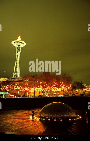 Space Needle, vue du Seattle Center et piétonne zone touristique Seattle Washington USA Banque D'Images