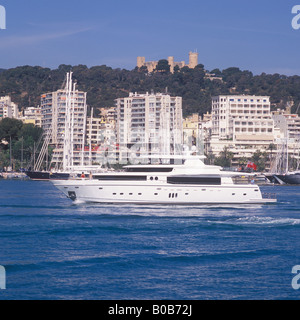 Johnson 105 Luxury Yacht moteur mtr 32 superyacht entreprendre un spin de démonstration en route pour Palma International Boat Show 2008 Banque D'Images