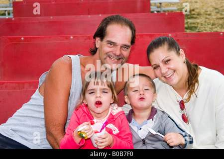 Jeune couple et leur fils et leur fille se faisant passer pour un juste dans le Connecticut USA Parution Modèle Banque D'Images