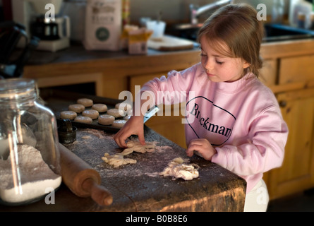 New York CAROLINE DU SUD Une belle jeune fille faire des biscuits dans une ancienne cuisine de campagne Banque D'Images