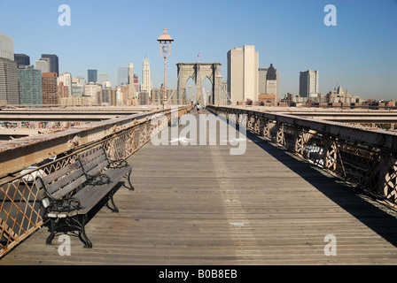 Voies pour piétons et vélos sur le pont de Brooklyn, New York Banque D'Images