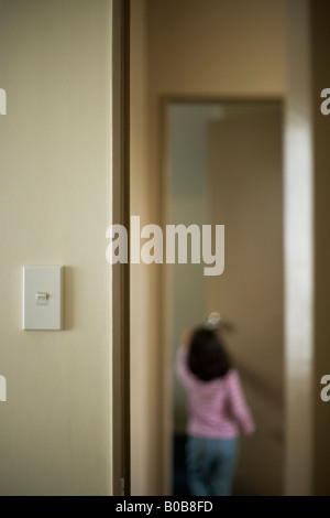 Jeune fille âgée de quatre entre dans une chambre comme vu à partir d'un autre motel Wellington New Zealand Banque D'Images