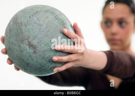 Une adolescente à l'aide d'un ballon d'exercice Pilates Banque D'Images