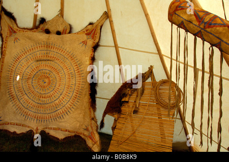 Amérique du Nord, USA, Dakota du Sud, le bois mort. TaTanka Histoire du bison. Tipis Indiens Lakota, à l'intérieur. Banque D'Images