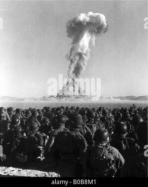 Test de la bombe atomique dans le cadre de l'exercice Desert Rock Ucca Appartements 1 novembre 1951 McCauhey Cpl Banque D'Images