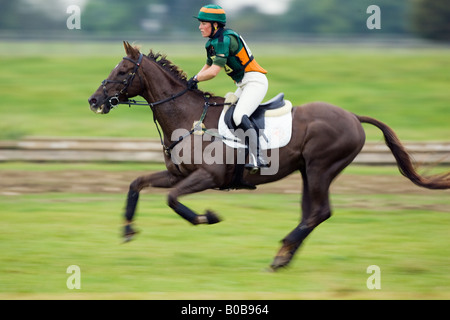 Le cheval et le cavalier dans le cross-country phase d'un concours complet Charlton Park Wiltshire, Royaume-Uni Banque D'Images