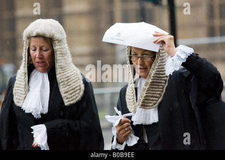 Dame à l'abri de la pluie dans les Juges Juges Procession depuis l'abbaye de Westminster Londres Angleterre Royaume-Uni Banque D'Images