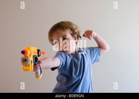 Garçon avec des armes à feu nerf Banque D'Images